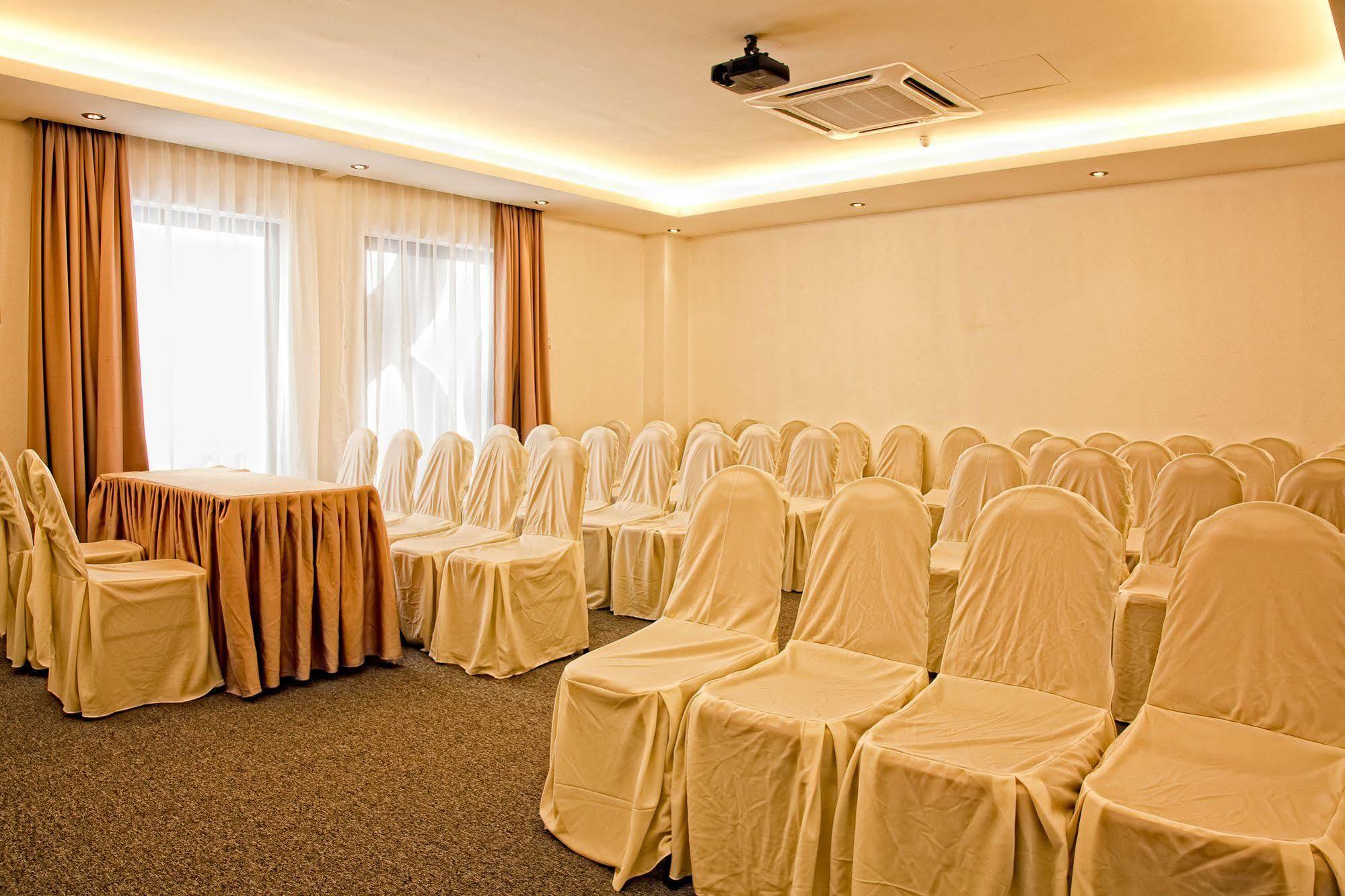 The Leverage Business Hotel - 라왕 외부 사진
